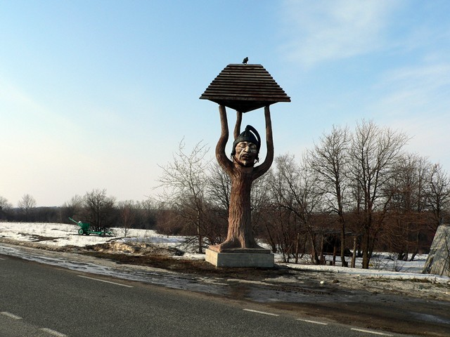 В 40 км от Курска стоит памятник Соловью-Разбойнику.